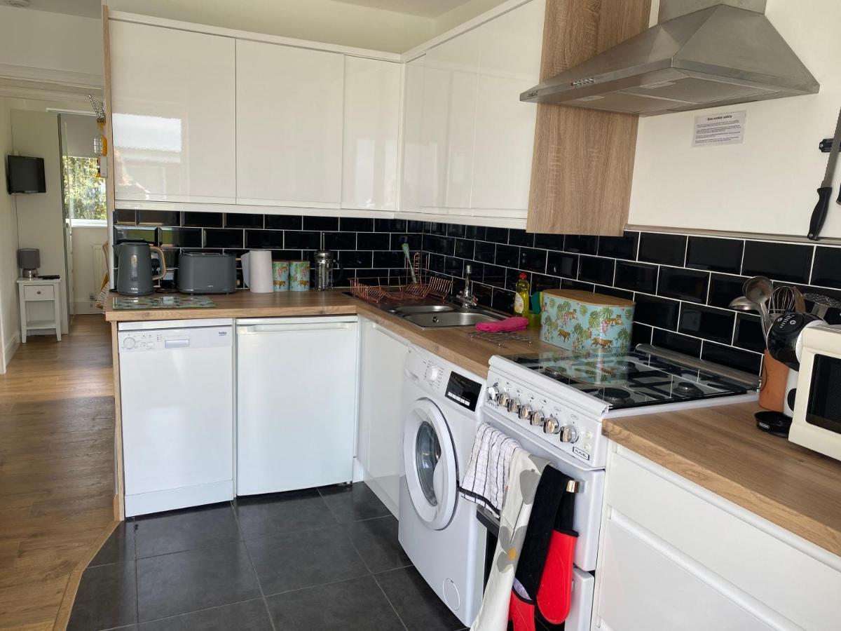 Seaview Self-Catering Coastal Bungalow In Rural West Wight فريشووتر المظهر الخارجي الصورة
